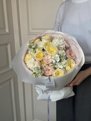 Букет сборный из кустовых пионовидных роз, ромашки, диантусов и маттиолы