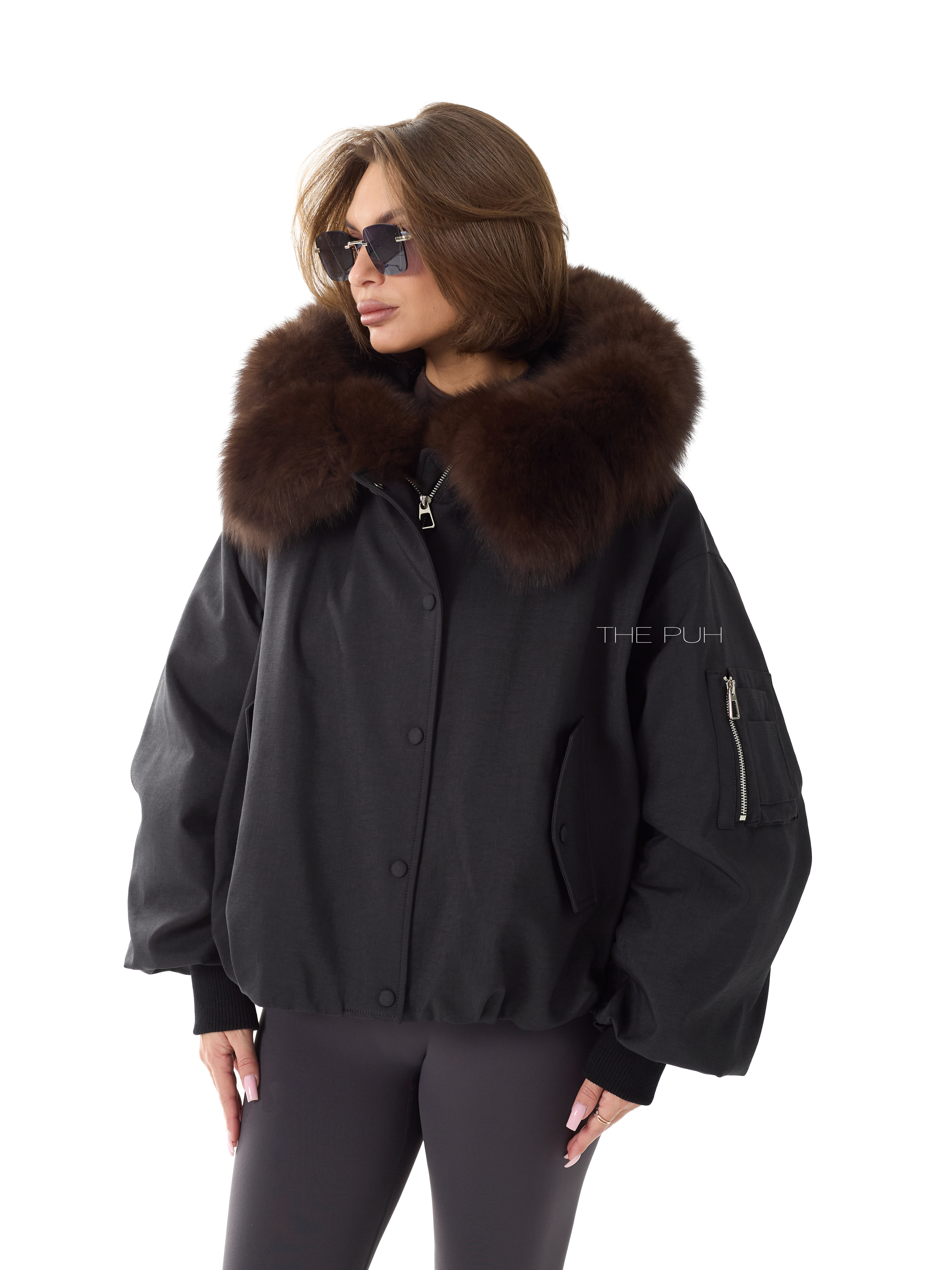 Черная пуховая парка с капюшоном и меховой оторочкой