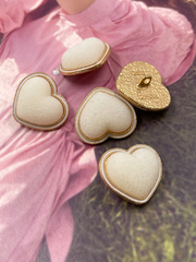 Пуговицы Сердечки бархатные молочные