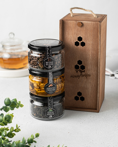 Подарочный набор с чаем, орехами в меду и кофе в деревянном ящике