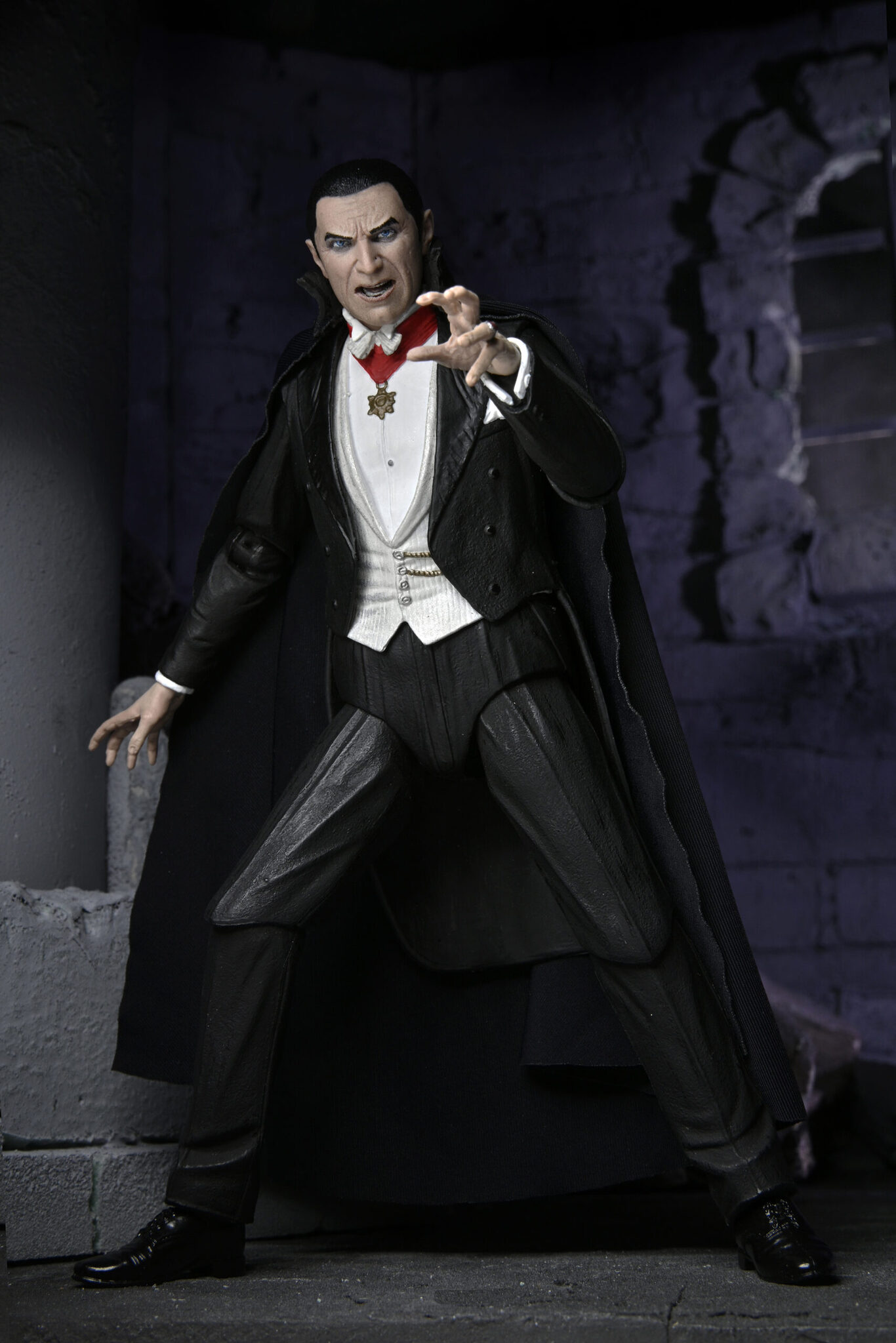 Дракула фигурка: купить коллекционную игрушку Universal Monsters Dracula в  интернет магазине Toyszone.ru