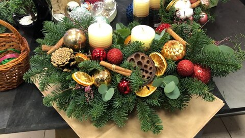 Еловая композиция с корицей и апельсинами