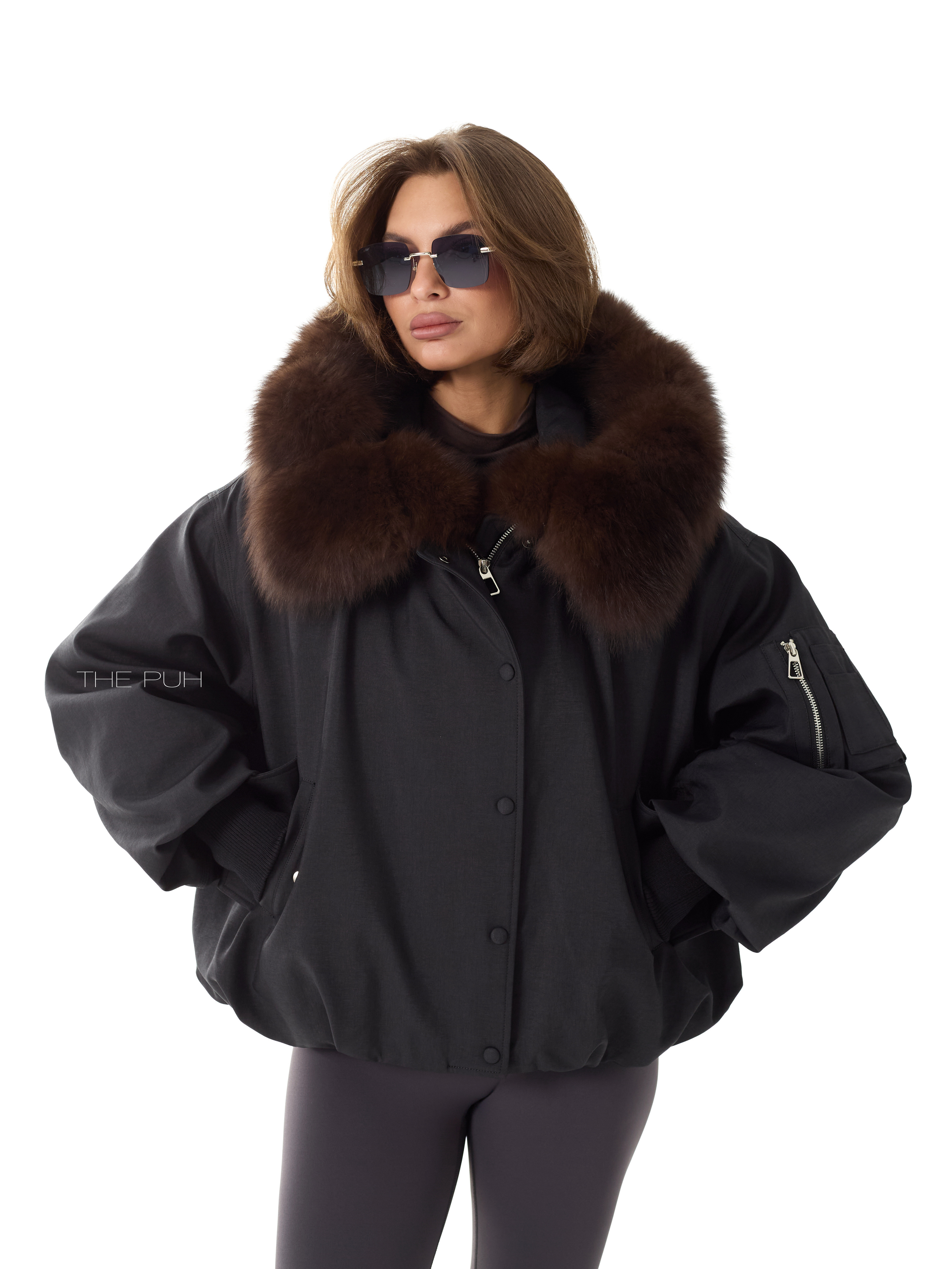 Черная пуховая парка с капюшоном и меховой оторочкой