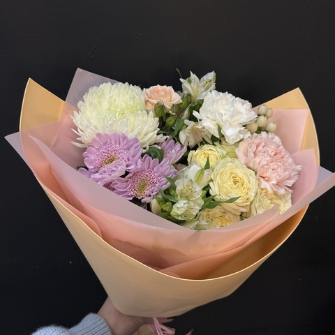 Букет из микса хризантем, кустовой розы и диантусов