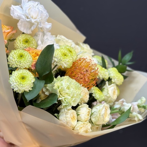 Букет из сортовых хризантем, кустовой розы и нутана