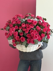 Цветочная корзина из розовых кустовых роз и эвкалипта размер XL