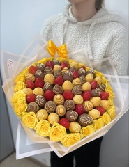 Букет с цветами и клубникой в шоколаде «Солнечный праздник»