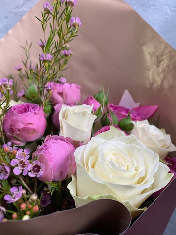 Букет-комплимент из микса роз и зелени