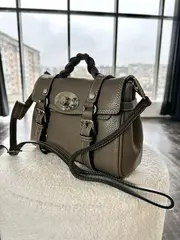Женская сумочка из натуральной кожи цвета тауп