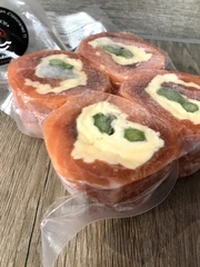 Рулет из форели со спаржей, креветкой и сыром