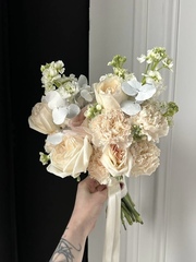 Свадебный букет из маттиолы, одноголовых роз, диантусов и эвкалипта