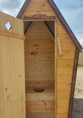 Туалет деревянный с мягкой кровлей