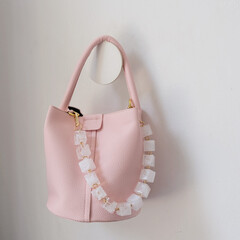 Ручка с розовыми квадратными бусинами S-05