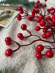 Ягоды красные искусственные на ветке, гроздь 24 см., 8-15 мм., набор 5 шт.