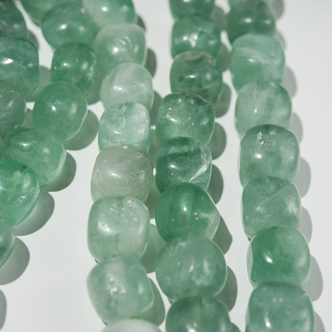 Зеленый флюорит натуральный, фриформ, 14,5-18*15-17мм