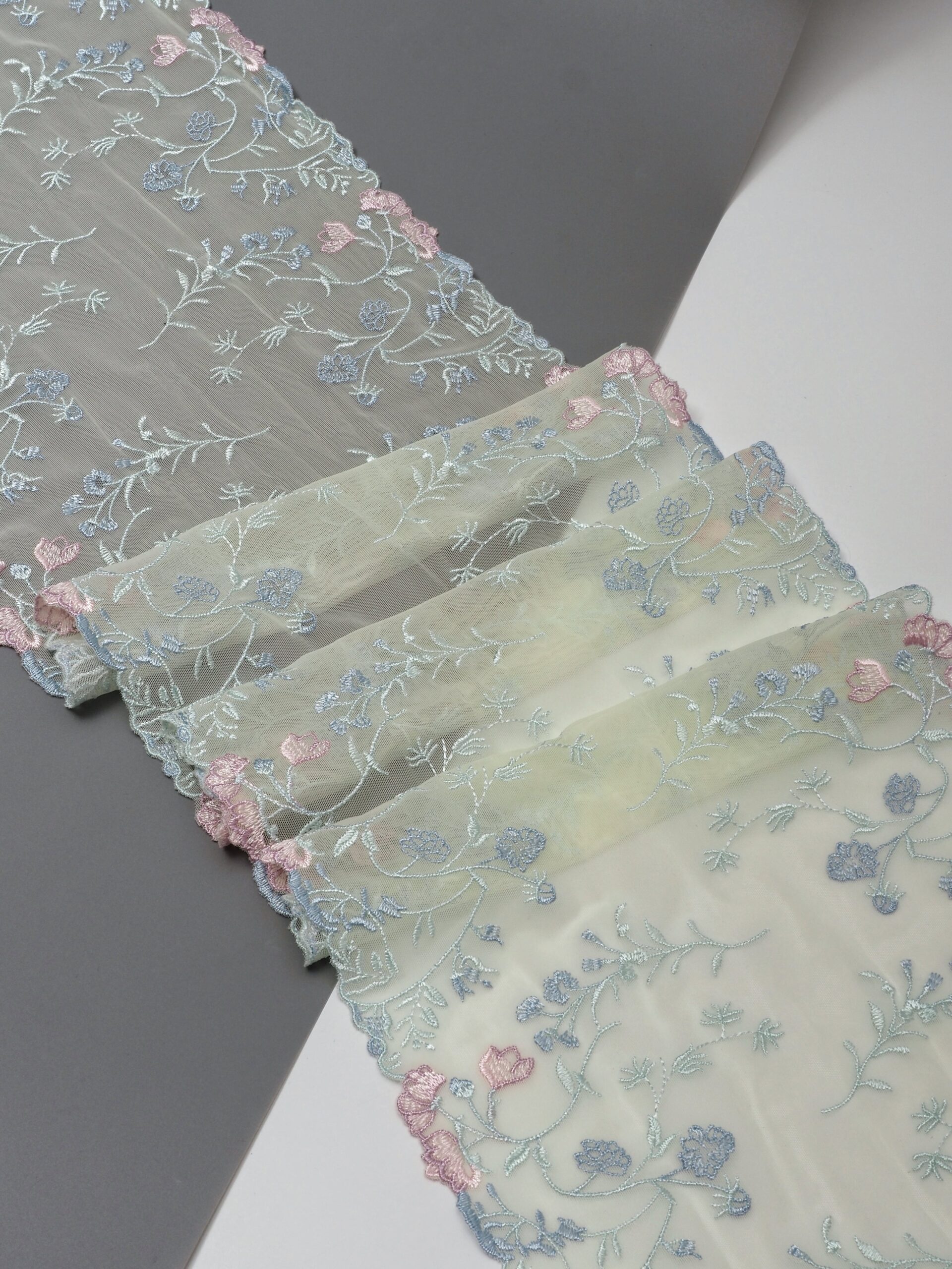 Вышивка на сетке светлая желто-зеленая с мультиколор эластичная ширина 22,5 см