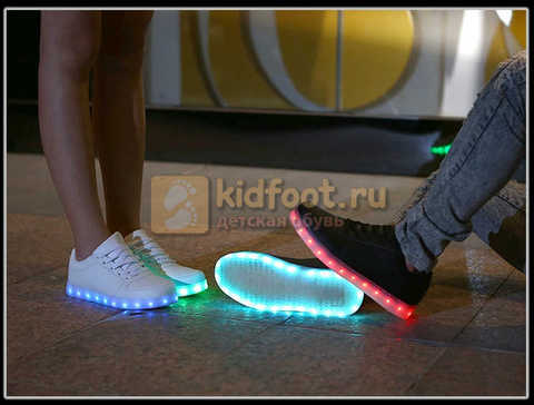 Светящиеся кроссовки с USB зарядкой Fashion (Фэшн) на шнурках, цвет черный, светится вся подошва. Изображение 25 из 27.