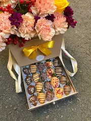 Шкатулка с цветами и клубникой в шоколаде 