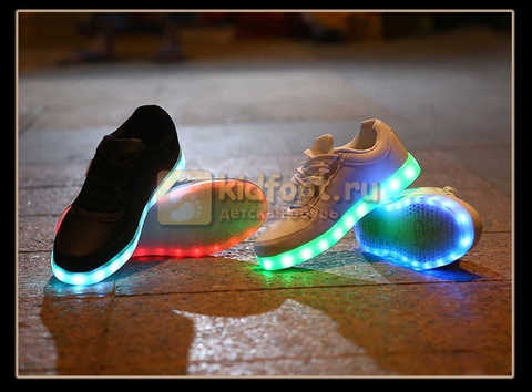 Светящиеся кроссовки с USB зарядкой Fashion (Фэшн) на шнурках, цвет черный, светится вся подошва. Изображение 26 из 27.