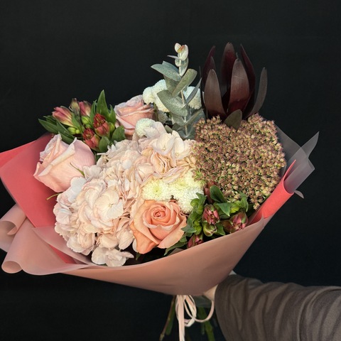 Букет из роз, гортензии и альстромерии