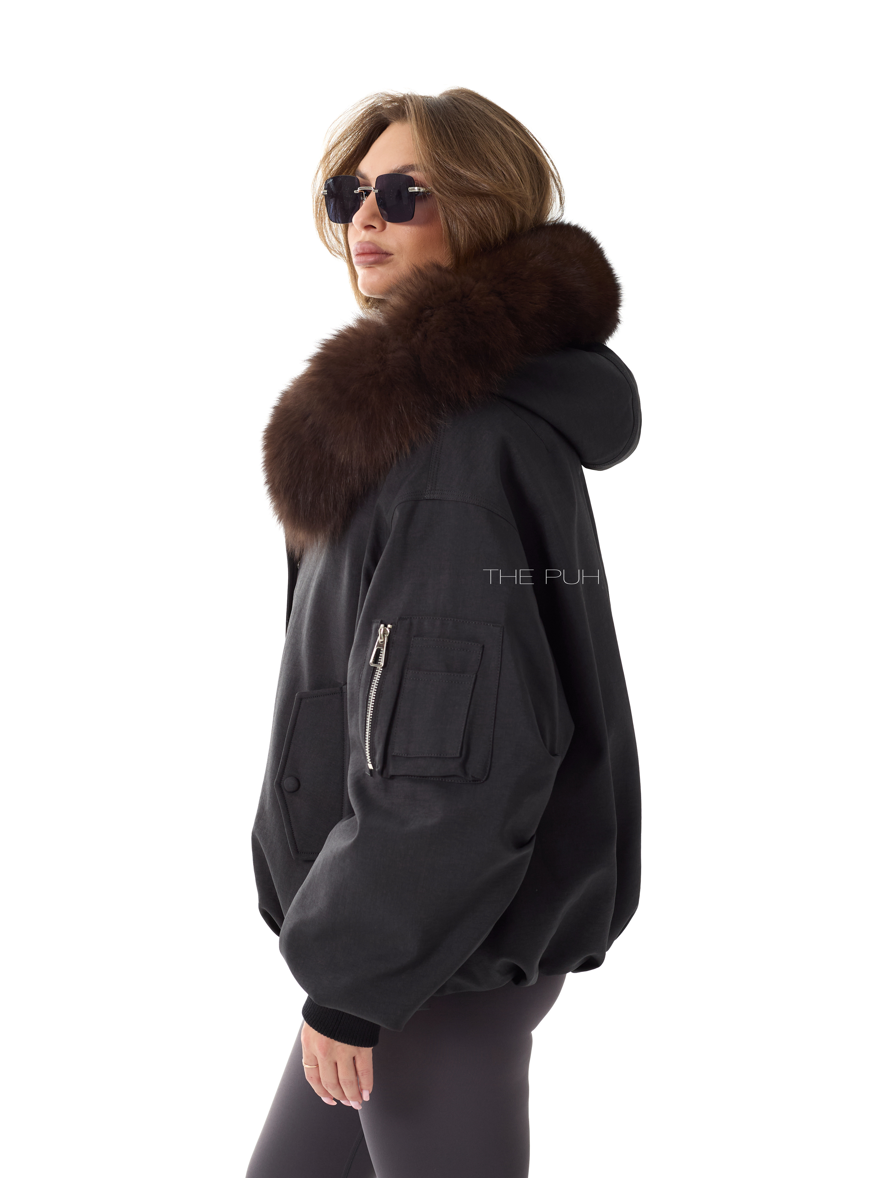 Черная пуховая парка с капюшоном и меховой оторочкой