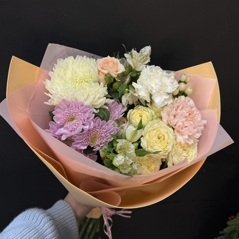 Букет из микса хризантем, кустовой розы и диантусов