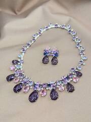 komplekt-ukrashenij-kole-sergi-s-ametistovymi-i-rozovymi-kamnyami-v-stile-bvlgary