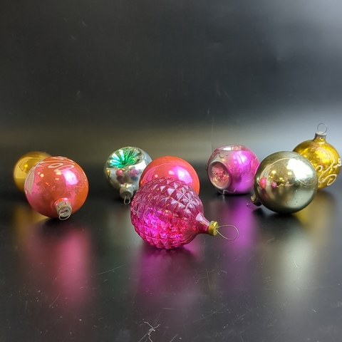 Ёлочные игрушки набор из 8 разных шариков, стекло, ручная роспись, подвесные, винтаж времён СССР 1960-1980 гг. Советские ёлочные игрушки и украшения. Состояние и комплектация на фото.