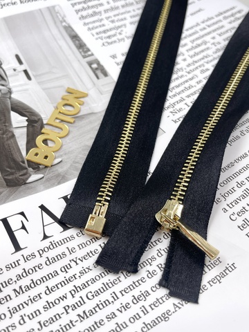 Молния на черной атласной тесьме золотистая