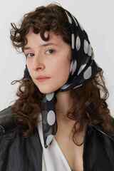 Косынка из шелка черная в белый горох