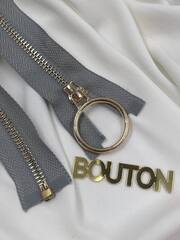 Молния серая с золотистым массивным кольцом