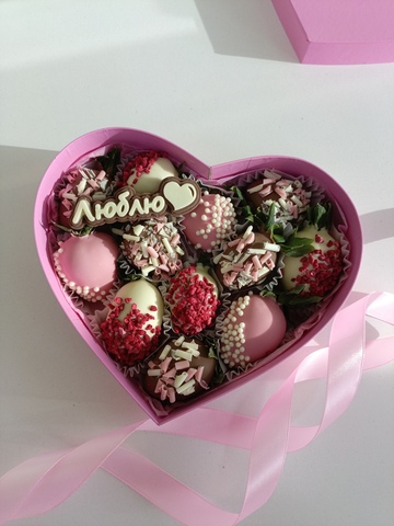 Сердце из клубники в шоколаде 