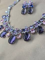 Комплект украшений колье + серьги с аметистовыми и розовыми камнями в стиле BVLGARY