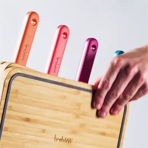 Набор кухонный 6 предметов: 4 ножа в подставке + доска разделочная 30х20см