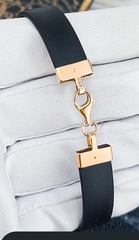 7116k-braslet-iz-kauchuka-s-shirokoj-vstavkoj-iz-zolota-585-proby-s-ornamentom-s-zamkami-iz-zolota