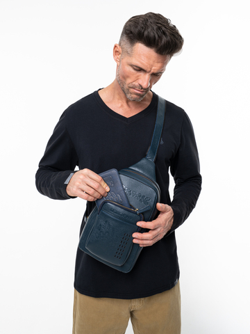 Кожаная сумка через плечо синего цвета