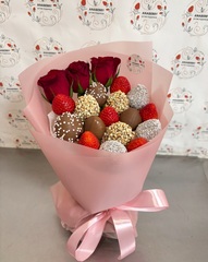 Мини клубничный с красными розами