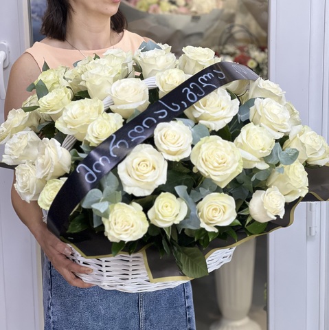 თეთრი ვარდები კალათაში