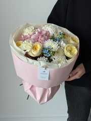 Букет сборный из кустовых пионовидных роз, гортензии, диантусов, оксипеталума и хризантемы