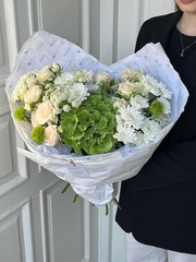 Букет из гортензии, амми, кустовых пионовидных роз, хризантемы и диантусов