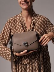 Сумка кожаная через плечо розовый тауп