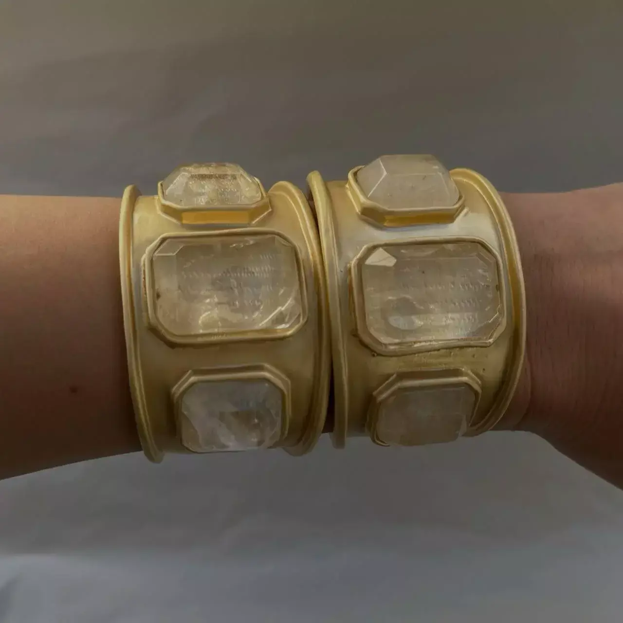 Браслет под золото с белыми камнями