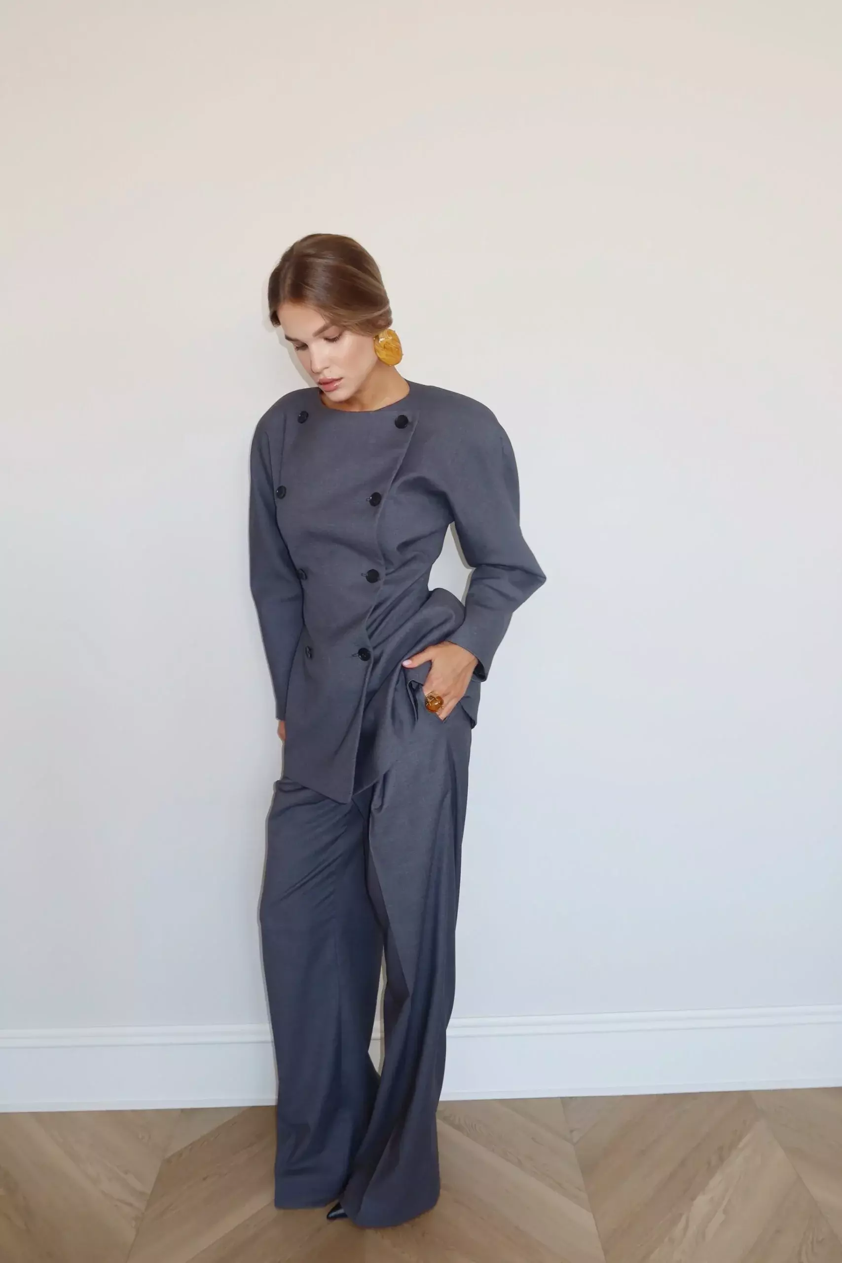 Приталенный двубортный пиджак с объемными плечами, Серый