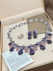 komplekt-ukrashenij-kole-sergi-s-ametistovymi-i-rozovymi-kamnyami-v-stile-bvlgary