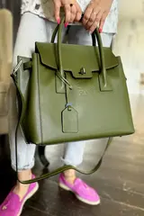 Женская оливковая форматная сумка из натуральной толстой кожи