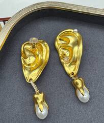 73121-sergi-ear-uho-schiaparelli-s-podveskami-iz-zhemchuga-v-forme-kapel