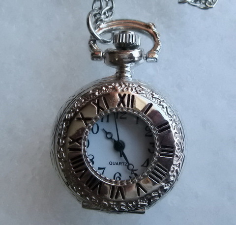 Часы на цепочке (цвет - платина) 36х27 мм ()