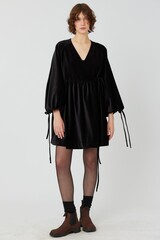 Платье на запах с широкими рукавами длины мини из чёрного бархата