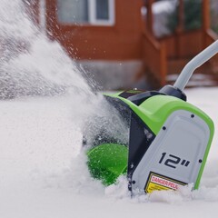 Снегоуборщик Greenworks GD40SSK2 40V (30 см) аккумуляторный, с АКБ 2 А/ч и ЗУ