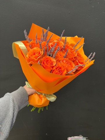 Оранжевые  розы с лавандой